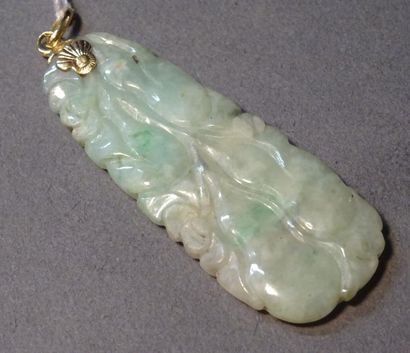 Bijoux - Joaillerie Pendentif en jade sculpté à décor végétal, la bélière en or jaune...