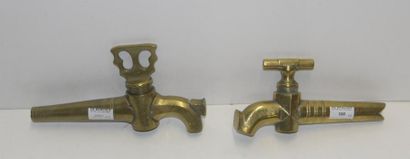 Art populaire et Objets de curiosité Deux robinets de tonneau en bronze L. 21,5 cm...