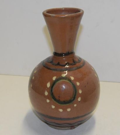 Art populaire et Objets de curiosité Vase boule à long col en terre cuite à décor...
