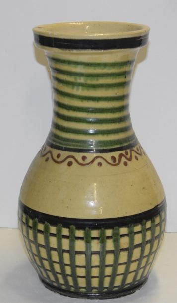 null Vase en terre cuite à décor de motifs géométriques sur fond beige Savoie H....