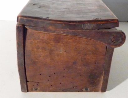 null Coffret en bois ciré présentant un compartiment interne. XIXe siècle H. 12,5...