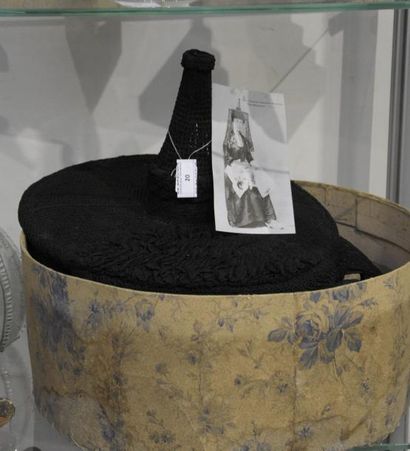 Art populaire et Objets de curiosité Coiffe bressane à cheminée en dentelle noire...