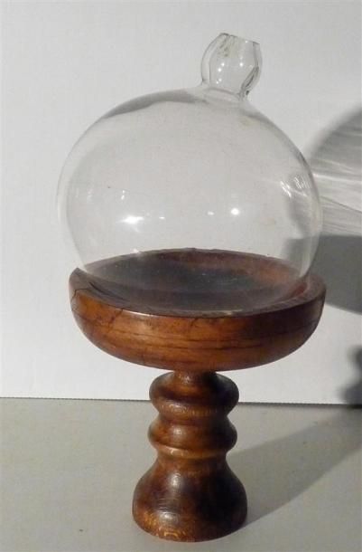 null Grande lampe de dentelière en verre avec un support en bois tourné H. 38 cm