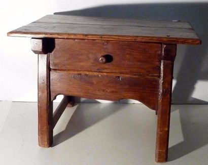 null Petite table basse rustique ouvrant par un tiroir H. 49 cm L. 70 cm P. 45 c...