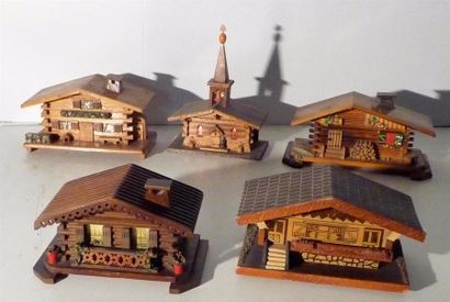 null Quatre chalets et une église en bois, formant boîte et l'un à système music...