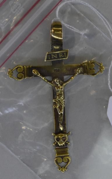 null 
Croix en or jaune 18 K (750/°°) à motifs ciselés, le Christ d'un côté et marquée...