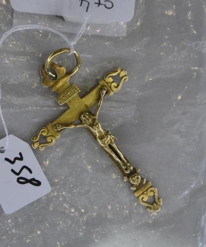 Bijoux - Joaillerie Croix ancienne en or jaune 18K (750/°°) ornée du Christ. XIXe...