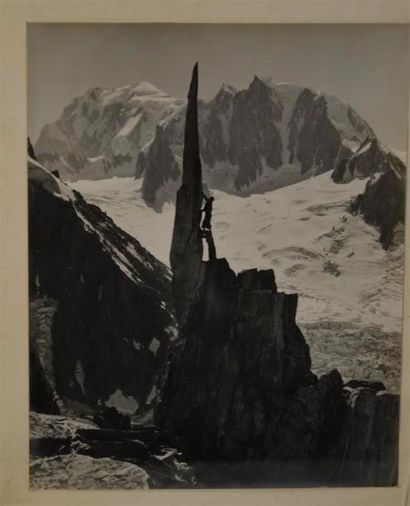 PHOTOGRAPHIE Georges II TAIRRAZ (1900-1975) Alpiniste sur un pic Tirage argentique...