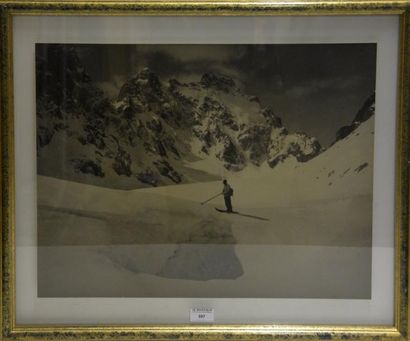 null FB GEORGES Skieur dans les Ecrins Tirage argentique H. 36 cm L. 48 cm