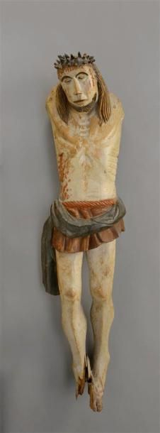 MOBILIER Christ en bois laqué polychrome Travail populaire H. 111 cm Sans bras, manques...