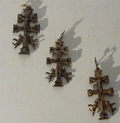 null Ensemble de trois croix Caravaca en bronze, en deux parties articulées, l'une...