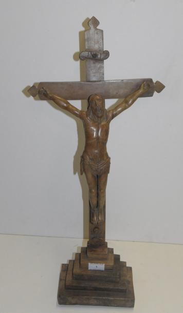 Art populaire et Objets de curiosité Christ de calvaire en bois sculpté, base à gradin...