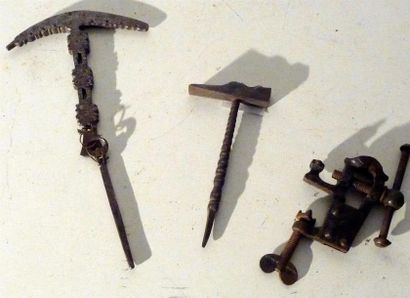 null Ensemble de petits outils en métal dont marteau d'armurier, petit étau, lame ?....