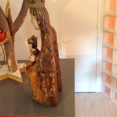 null Vierge à l'Enfant en bois polychrome Travail du XIXe siècle H. 53 cm Manque...