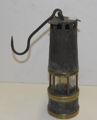 Art populaire et Objets de curiosité Lampe de mineur en bronze et fer, verre Baccarat...