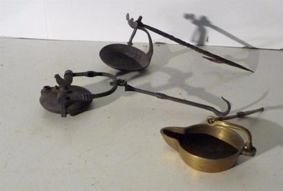 null Trois lampes de mineur en bronze et métal, une surmontée d'un coq