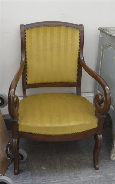 null Deux fauteuils à crosse, l'un de style Louis Philippe en hêtre teinté, l'autre...