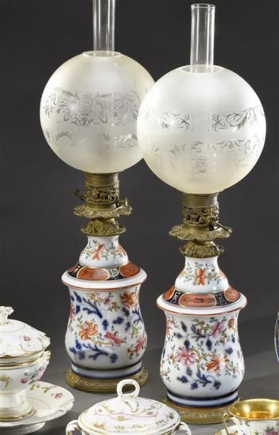 null BAYEUX : Belle paire de lampes balustre en porcelaine à décor floral polychrome...
