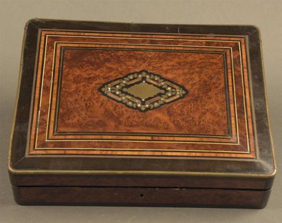 null Coffret de jetons en bois de placage et filets de laiton XIXe siècle H. 7,5...