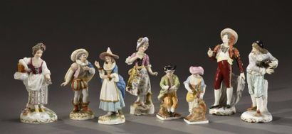 null Réunion de statuettes en porcelaine polychrome allemande : - trois personnages...