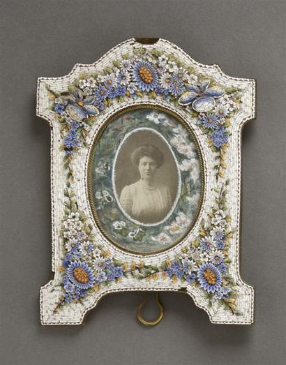 null Cadre en micro-mosaïque à décor de fleurs XIXe siècle H. 22 cm L. 17 cm Man...