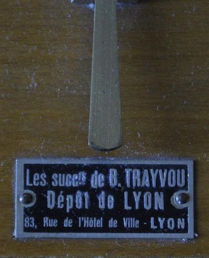 null Maison Trayvou à Lyon Trébuchet en bois et laiton (fente) H. 28 cm L. 27,5 cm...