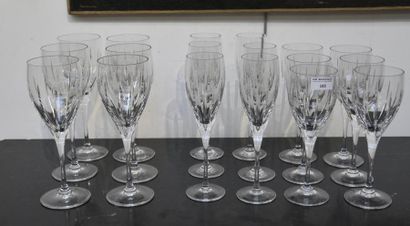 null SEVRES Dix-huit verres en cristal: six verres à vin, six verres à eau, six ...