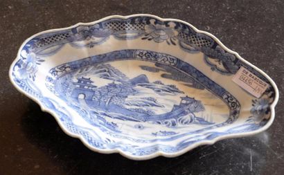 null CHINE - XIXe siècle Ravier ovale mouvementé en porcelaine, à décor en camaïeu...