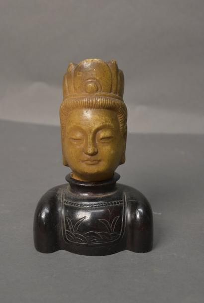 null CHINE, début du XXe siècle Tête de Bouddha en pierre, base en bois simulant...