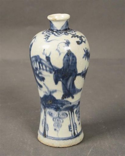 null HUE - Vietnam XIXe siècle Petit vase balustre à décor de personnages en bleu...