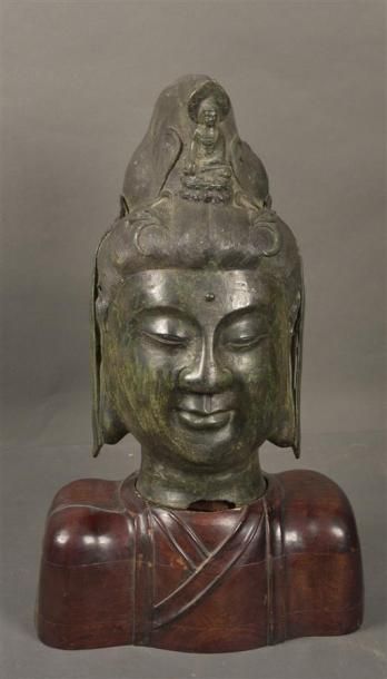 null ASIE Importante tête de Bouddha en bronze à patine verte, base en bois simulant...