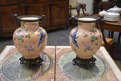 null Paire de grands vases en porcelaine à fond rose à décor polychrome de mésanges...