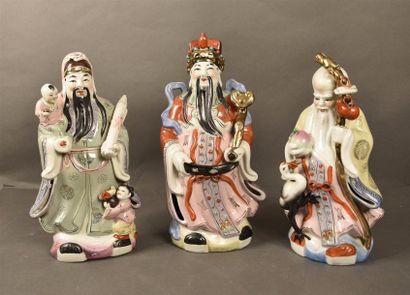 null CHINE - XXe siècle Les trois dieux du bonheur Statuettes en porcelaine polychrome...