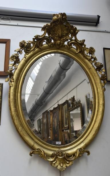 null Miroir ovale biseauté, le cadre à frise de perles et décor gravé de guirlandes...