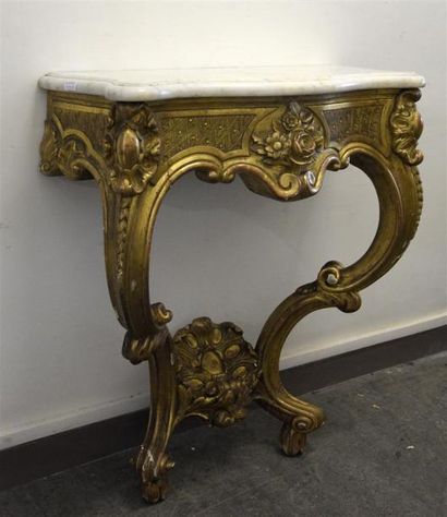 null Console en bois doré, dessus de marbre blanc mouvementé De style Louis XV H....