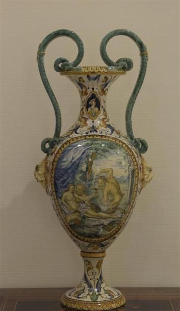 null Important vase de forme balustre en faïence à décor de bacchanales dans des...