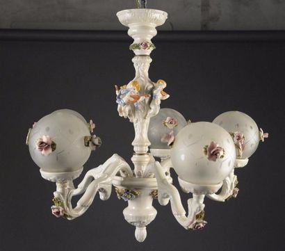 null Lustre en porcelaine à cinq bras de lumières mouvementés à décor de guirlandes...