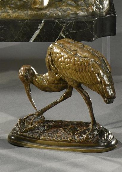 null Antoine-Louis BARYE (1796-1875) Cigogne attrapant un crabe Bronze à patine médaille...