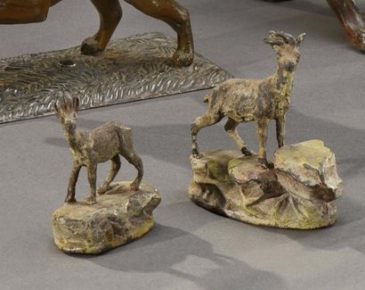 null Chamois sur un éperon rocheux, deux sujets en bronze de Vienne H. 7 cm et H....