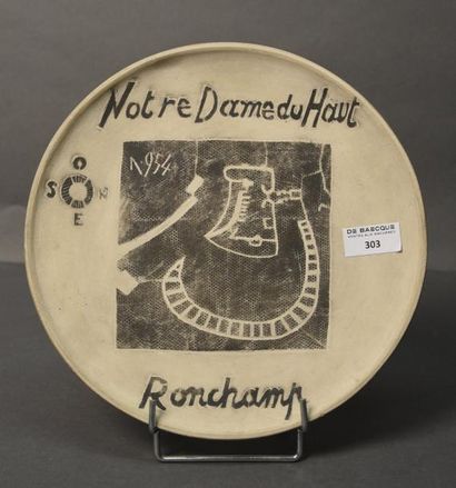 null Assiette souvenir "ND du Haut Ronchamp" Céramique, signée R Gabilloux D. 24,5...