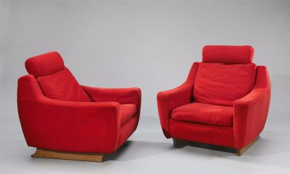 null Travail des années 1960 Paire de fauteuils bas garnis de velours rouge, piétement...