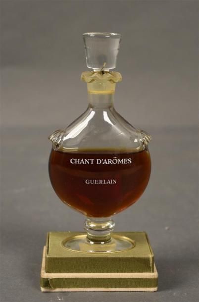 null GUERLAIN Chant d'arômes Flacon de Parfum H. 14,5 cm Présenté sur un socle en...