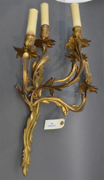 null Paire d'appliques en bronze doré et ciselé de feuillages, portant un bouquet...