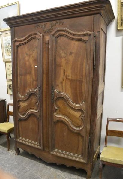 null Armoire en noyer mouluré ouvrant par deux portes à panneaux chantournés, faux...