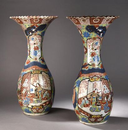 null Deux grands vases cornet en porcelaine de Chine à décor Imari
H. 72 cm
Acci...