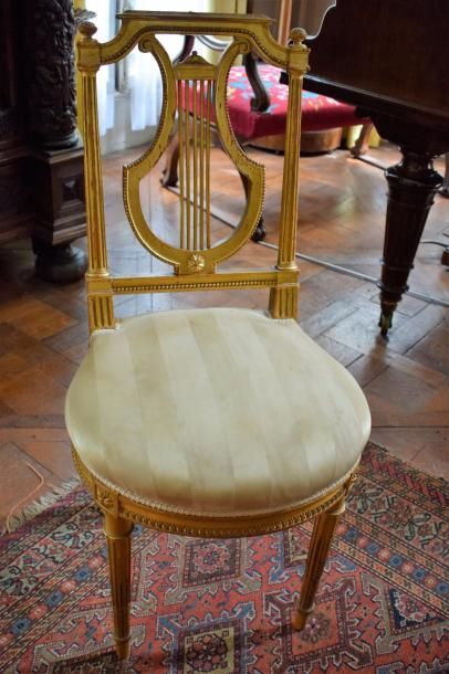 null Chaise en bois doré à dossier lyre, assise en fer à cheval
Style Louis XVI