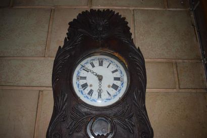 null Horloge de parquet en chêne sculpté de feuillages
H. 241 cm
Accidents