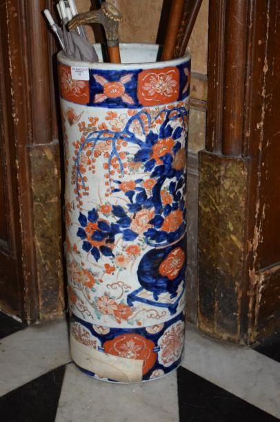null Vase rouleau en porcelaine de Chine à décor Imari
H. 69 cm
Réparé