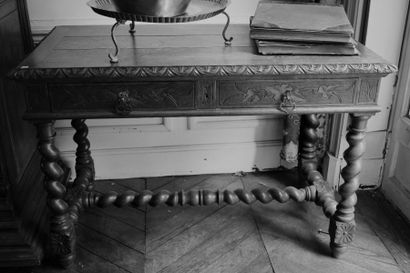 null Table bureau en chêne ouvrant à deux tiroirs, pieds torsadés
Style Louis XIII
H....