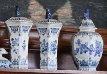 null Paire de vases cornets et potiche couverte en faïence de Delft, et une boîte...